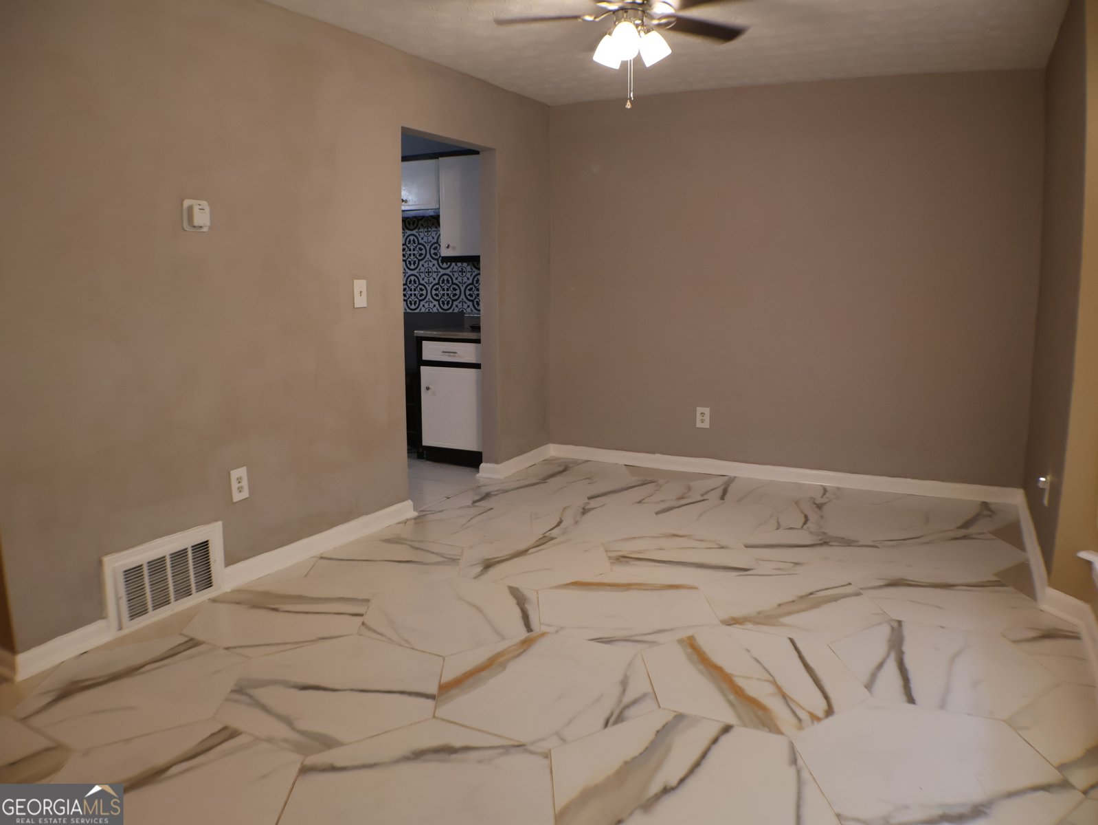 2498 Robinhood Drive Ellenwood - 37