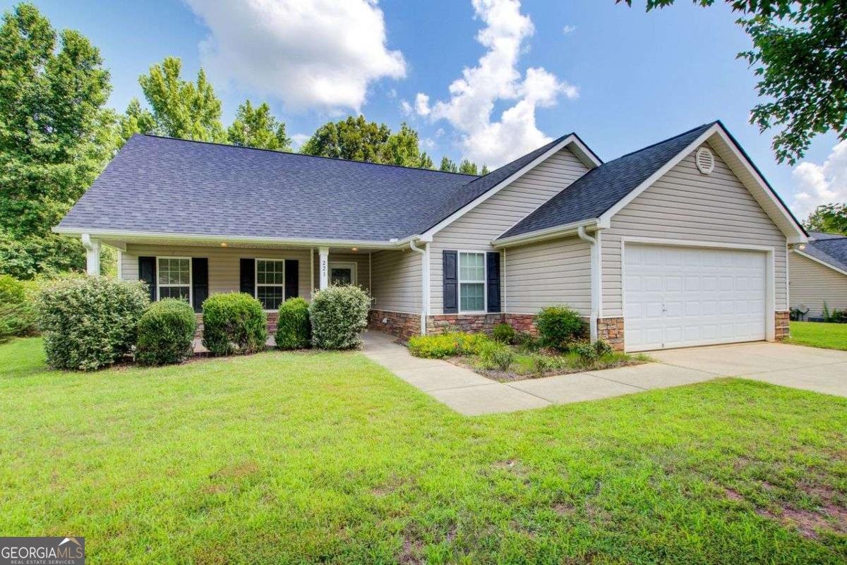 221 Glenview Trail Griffin - 1