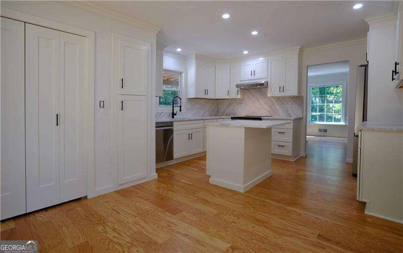 260 LAKEMONT Drive Roswell - 40
