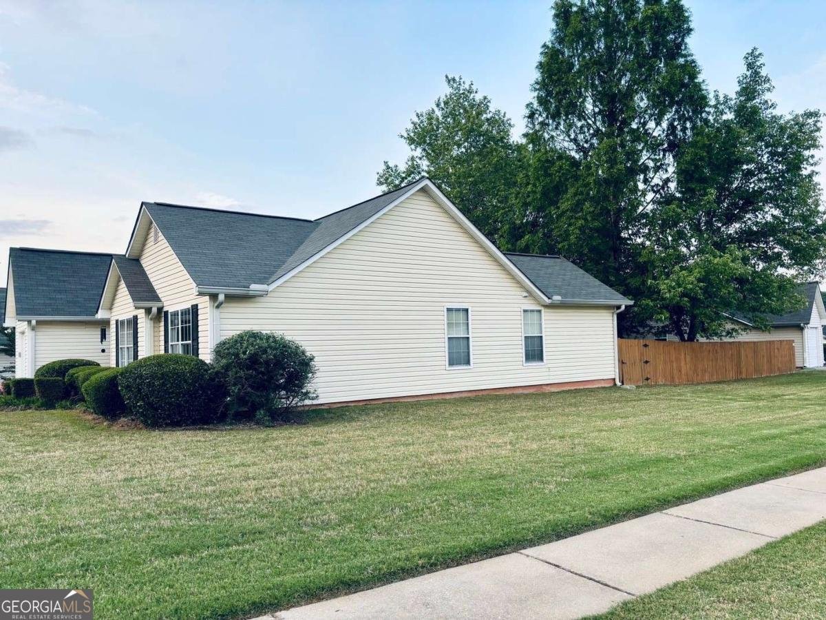 486 Village Circle Stockbridge - 2