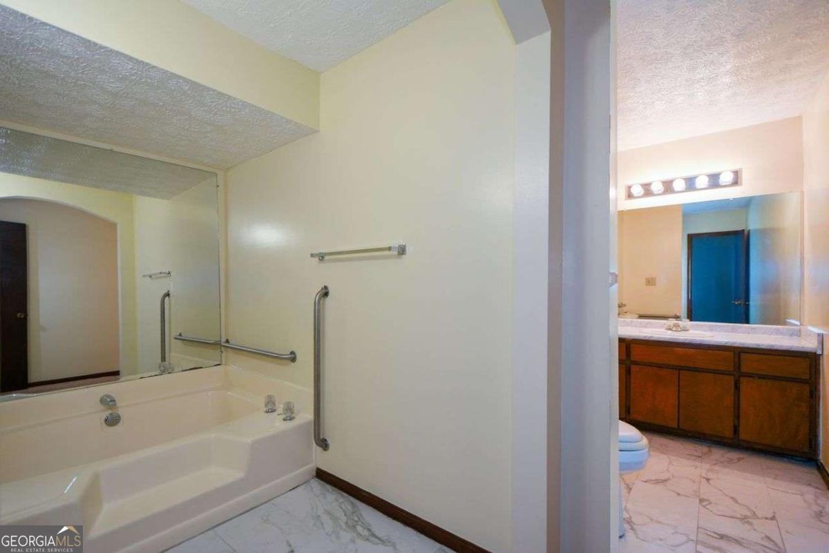 1070 Salisbury Trail Riverdale - 14