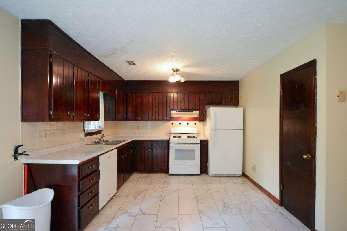 1070 Salisbury Trail Riverdale - 8