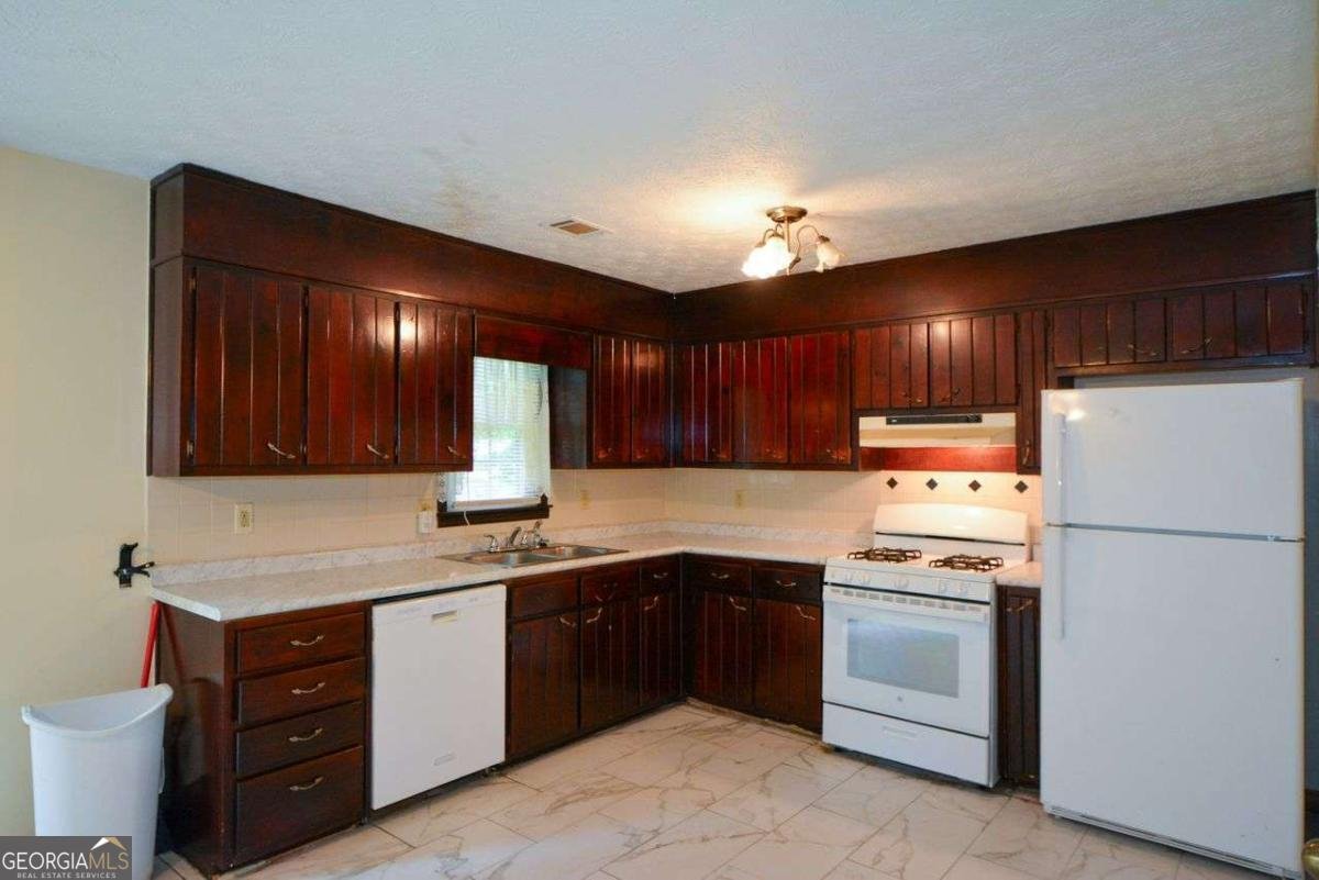 1070 Salisbury Trail Riverdale - 9