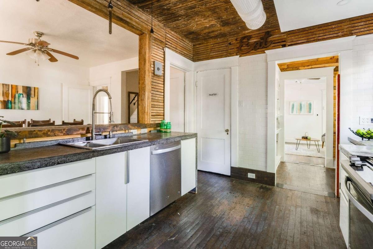 715 E LAKE DR 715 e lake dr Avenue Atlanta - 3