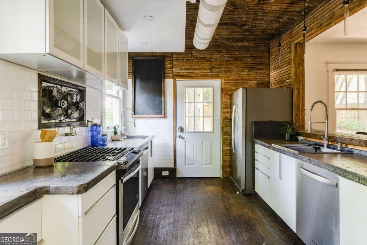 715 E LAKE DR 715 e lake dr Avenue Atlanta - 4