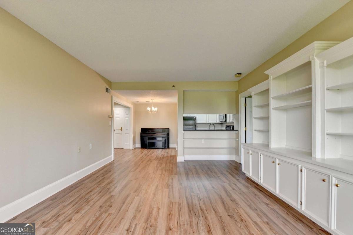 1800 Clairmont Lake Decatur - 19