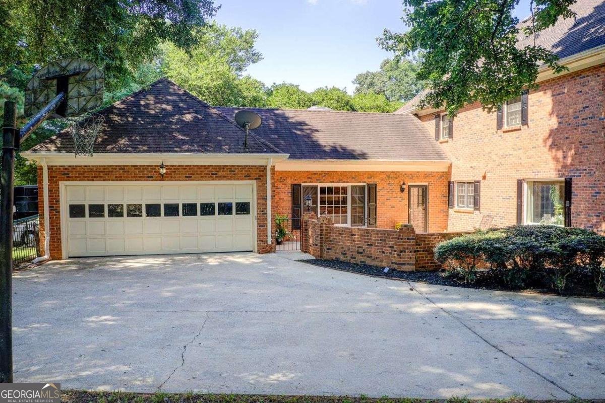 854 Newcastle Drive Lilburn - 3
