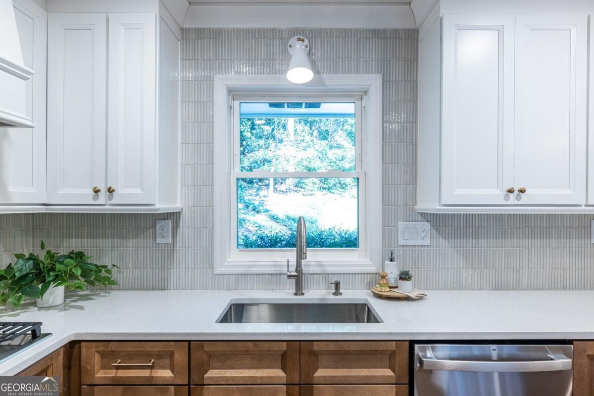2436 Hazelwood Drive Atlanta - 23
