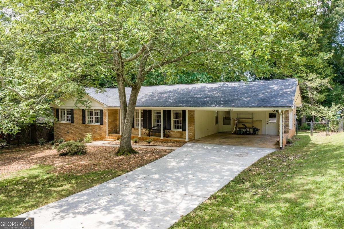 655 University Circle Athens - 8