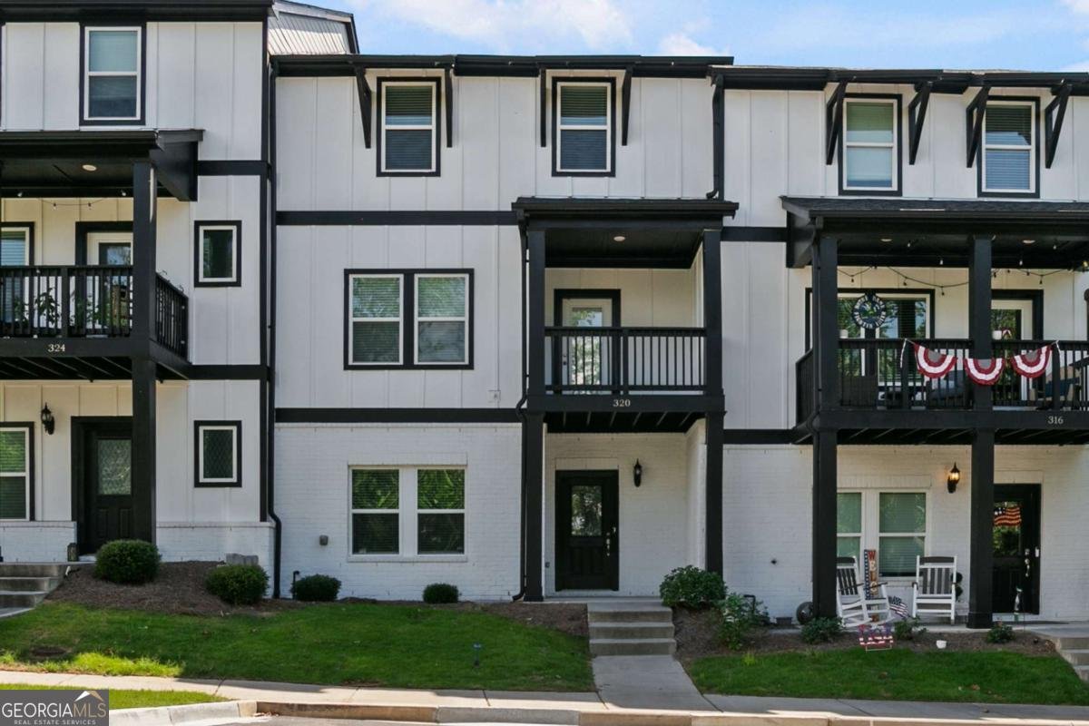 320 Lincoln Street Woodstock - 1