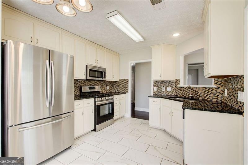 1705 Queen Victoria Court Locust Grove - 3