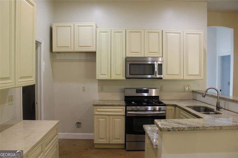 131 JOHNS CREEK Lane Stockbridge - 13