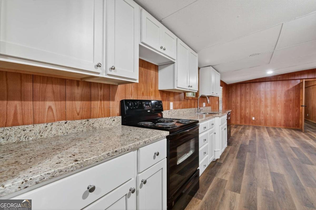 216 SPRUCE Lane Cornelia - 22