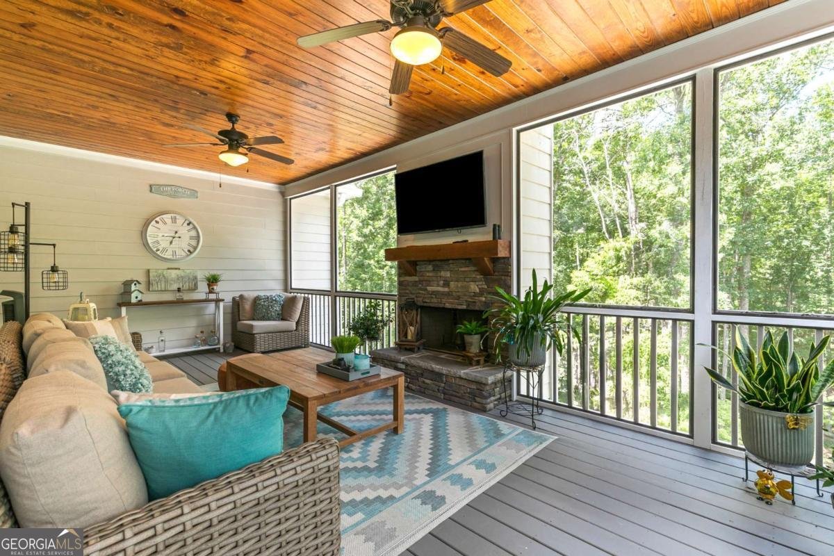 151 Wilshire Drive White - 15