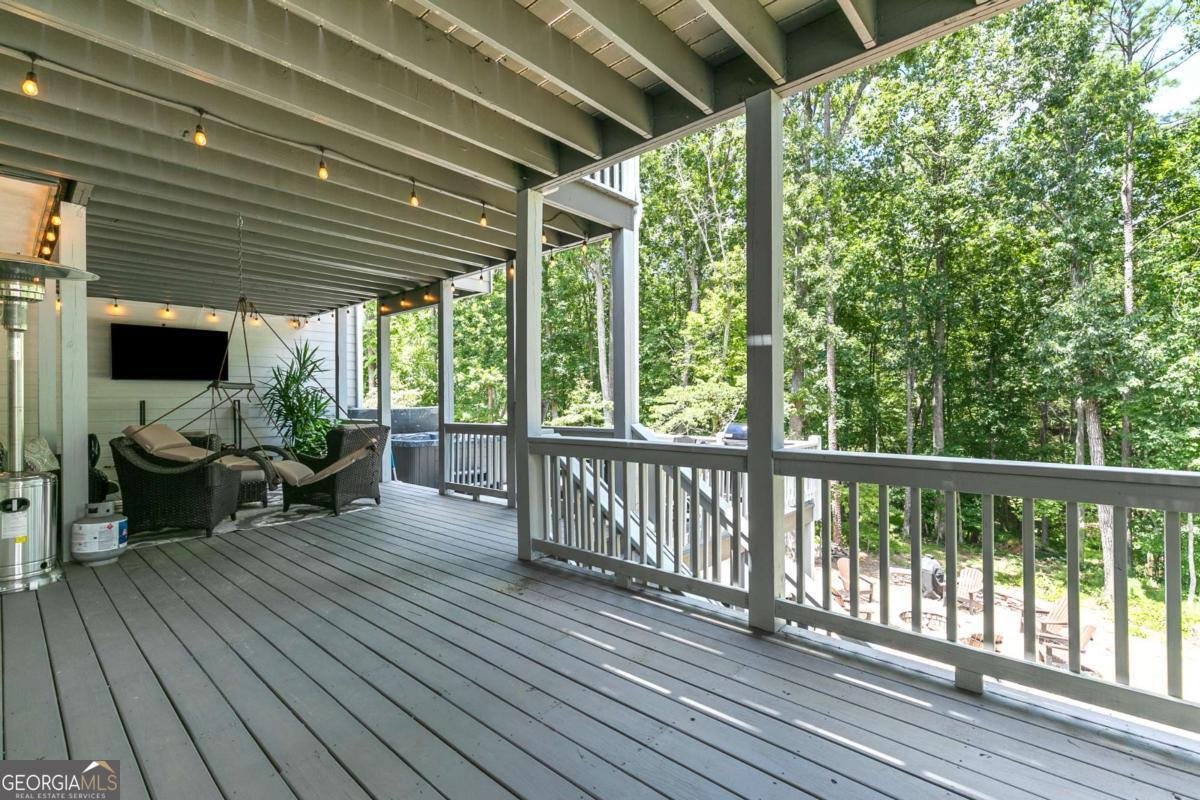 151 Wilshire Drive White - 17