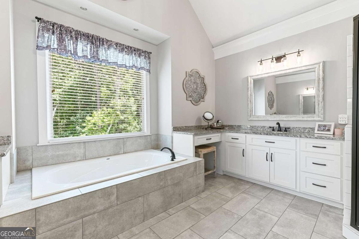 151 Wilshire Drive White - 5