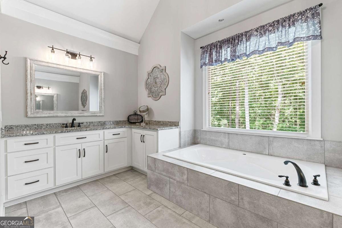151 Wilshire Drive White - 7