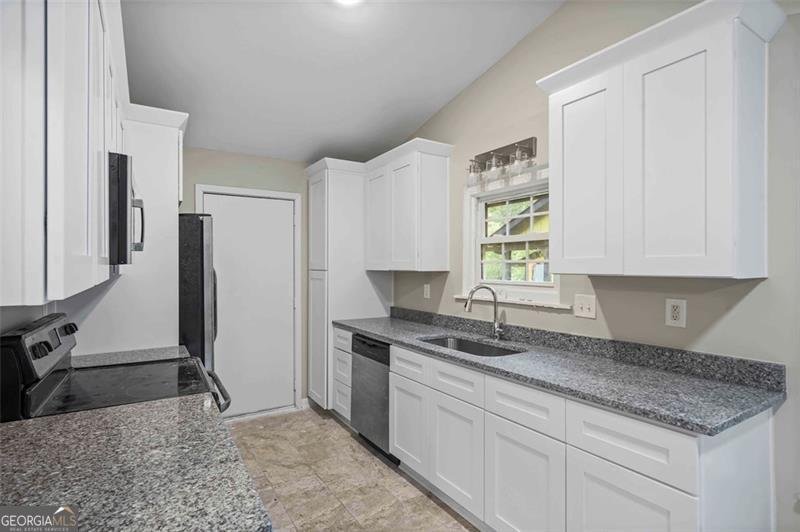 1042 MAINSTREET LAKE Drive Stone Mountain - 8