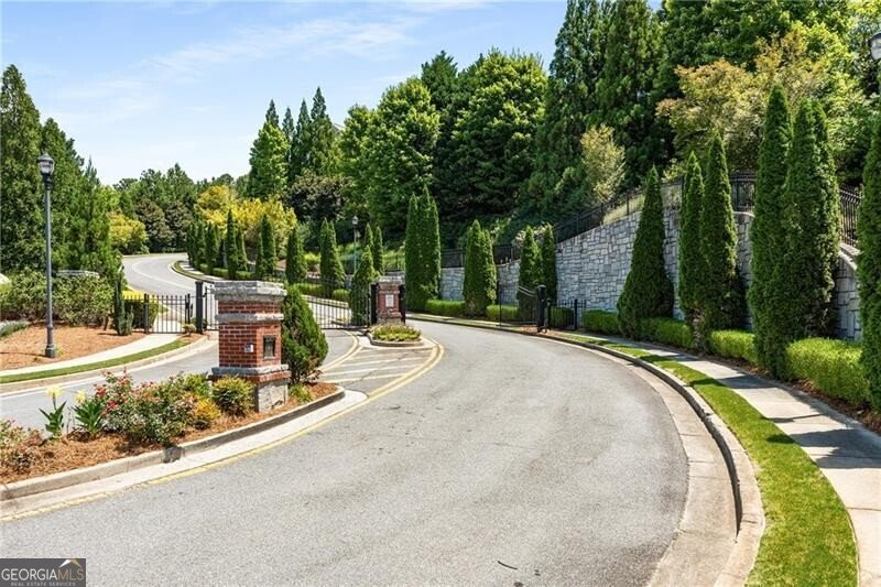 7265 Glisten Avenue Sandy Springs - 33