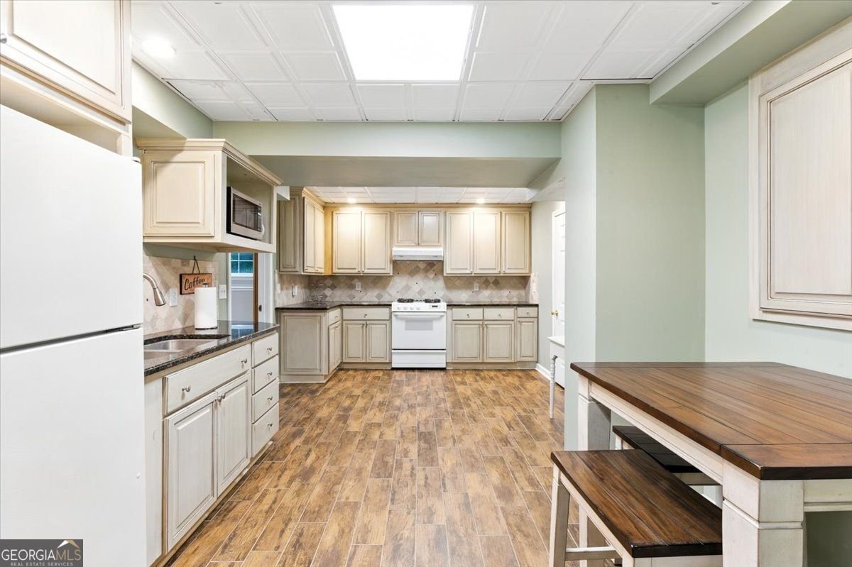 1042 AVERY CREEK Woodstock - 33