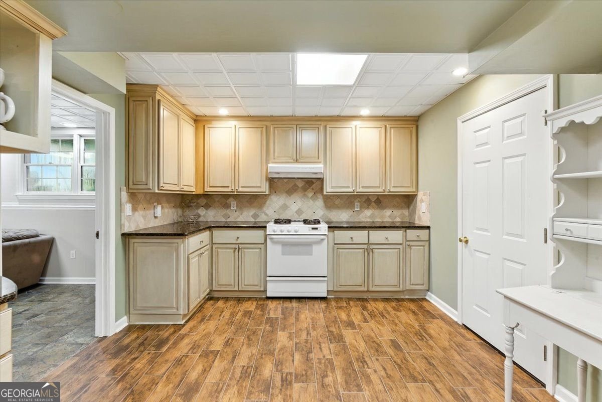 1042 AVERY CREEK Woodstock - 42