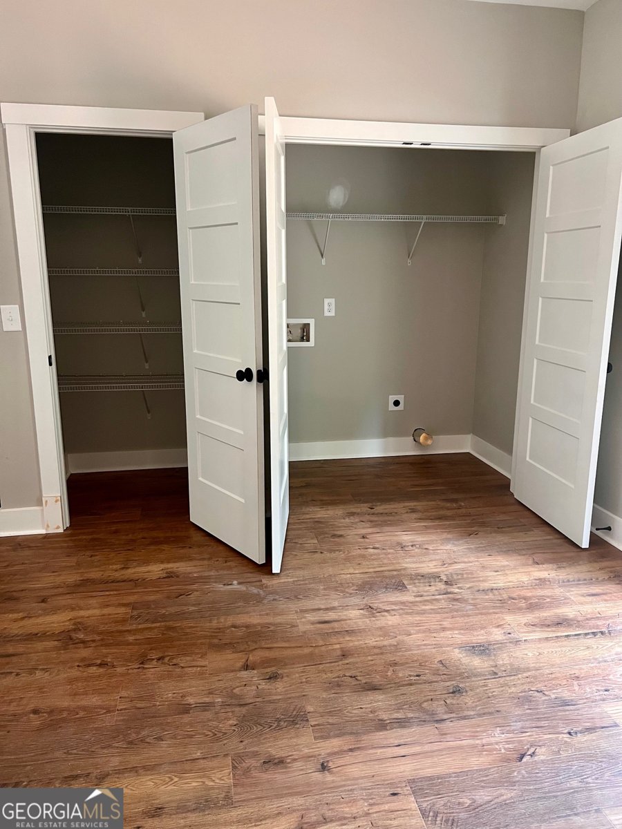 300 Pine Avenue Comer - 1