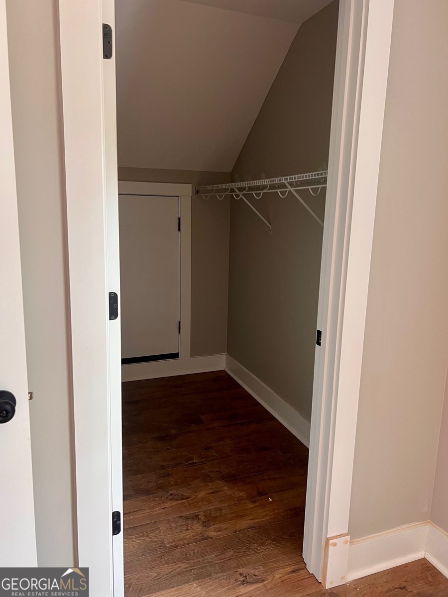 300 Pine Avenue Comer - 2