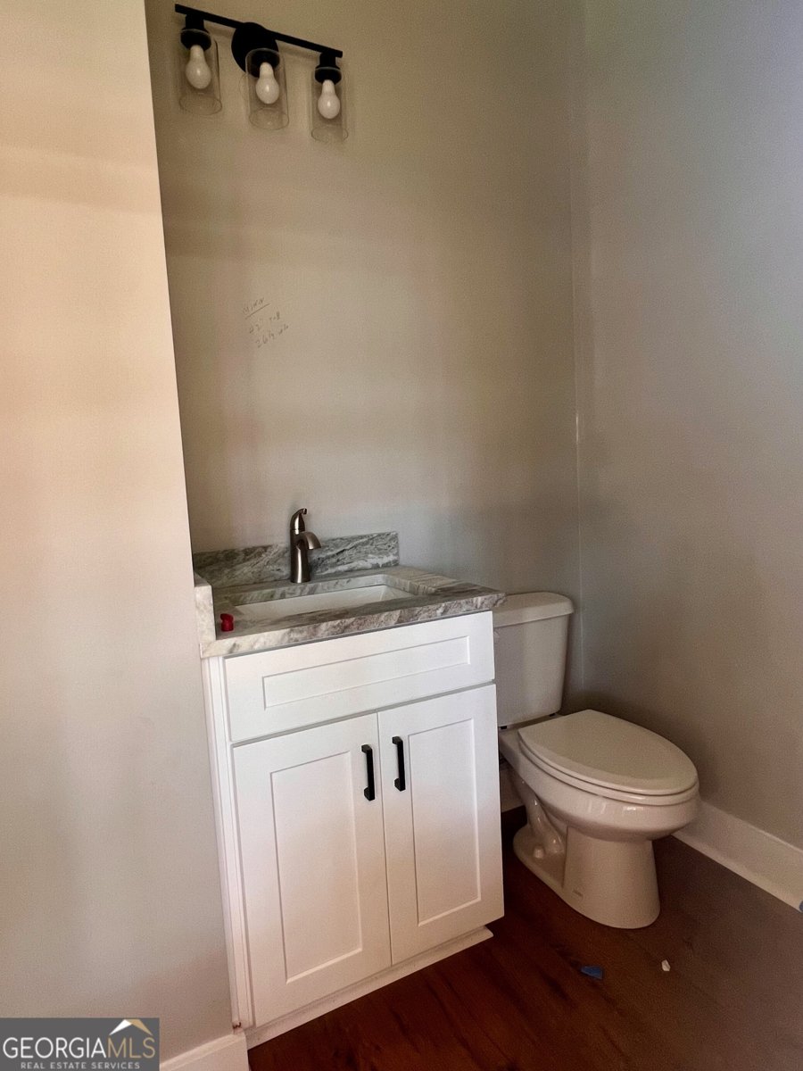 300 Pine Avenue Comer - 3
