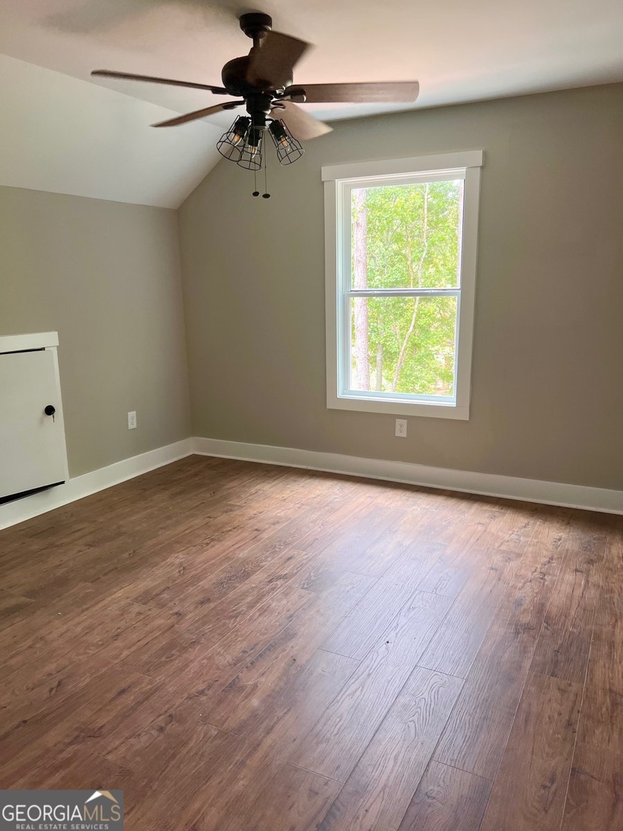 300 Pine Avenue Comer - 4