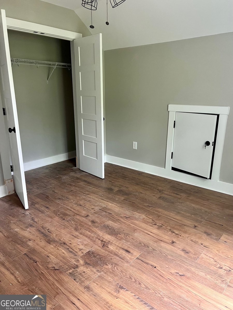 300 Pine Avenue Comer - 5