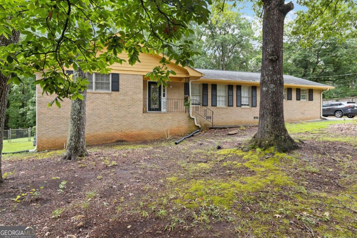 574 HORSESHOE Circle Lilburn - 2