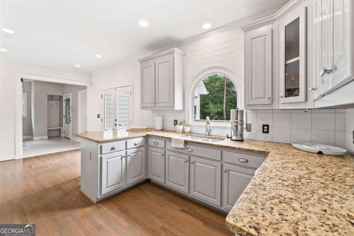 5585 LAKESHORE Road Buford - 8