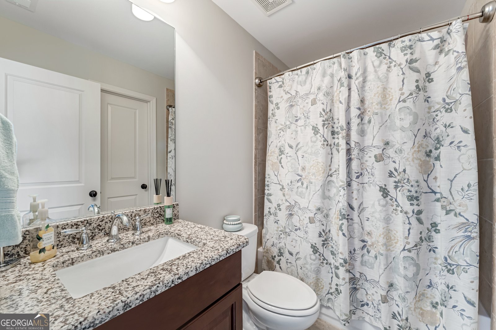 6435 Lakeaires Drive Cumming - 37