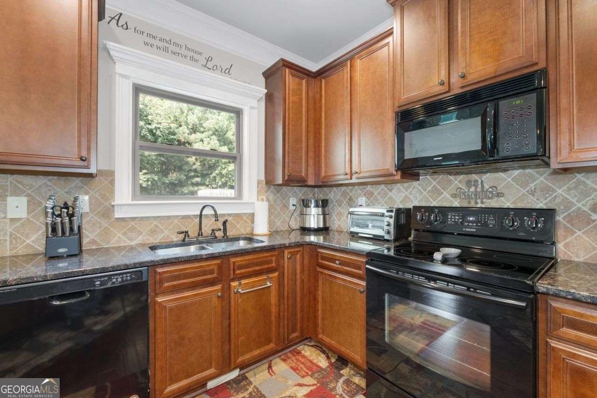 3227 HOLLOWSTONE Drive Loganville - 12