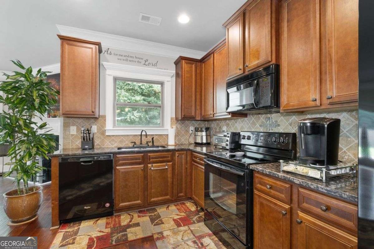 3227 HOLLOWSTONE Drive Loganville - 14