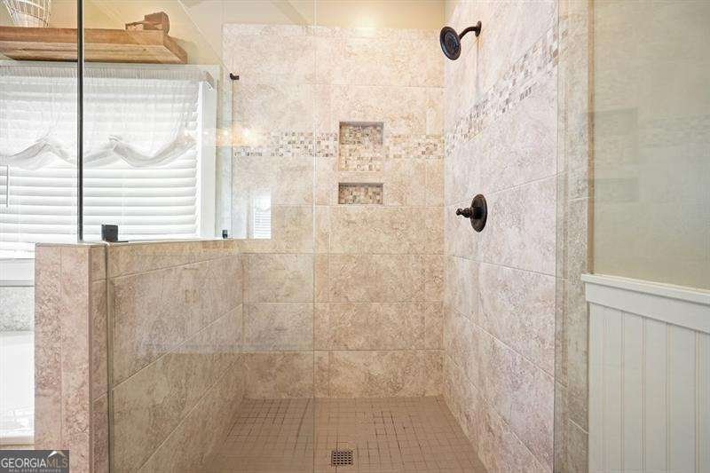 215 Wilshire Terrace White - 26