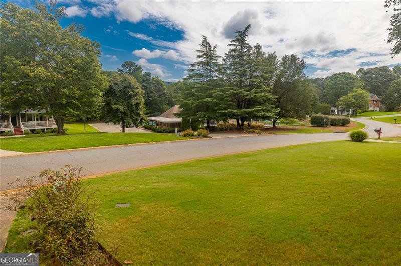 23 HAMPTON Drive White - 34