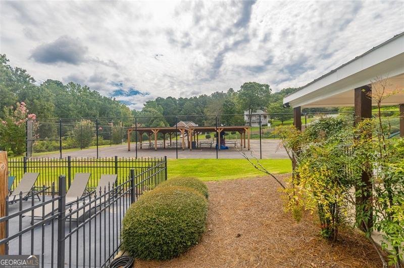 23 HAMPTON Drive White - 36