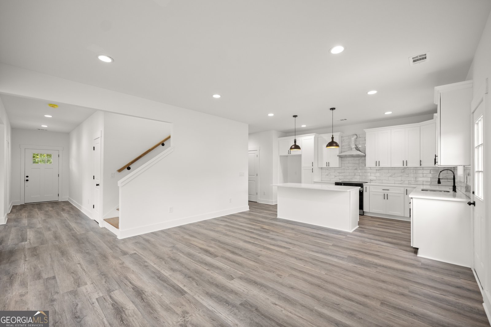 182 HARDMAN Road Clarkesville - 1