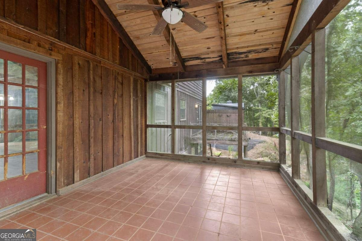 18 Swan Circle White - 11