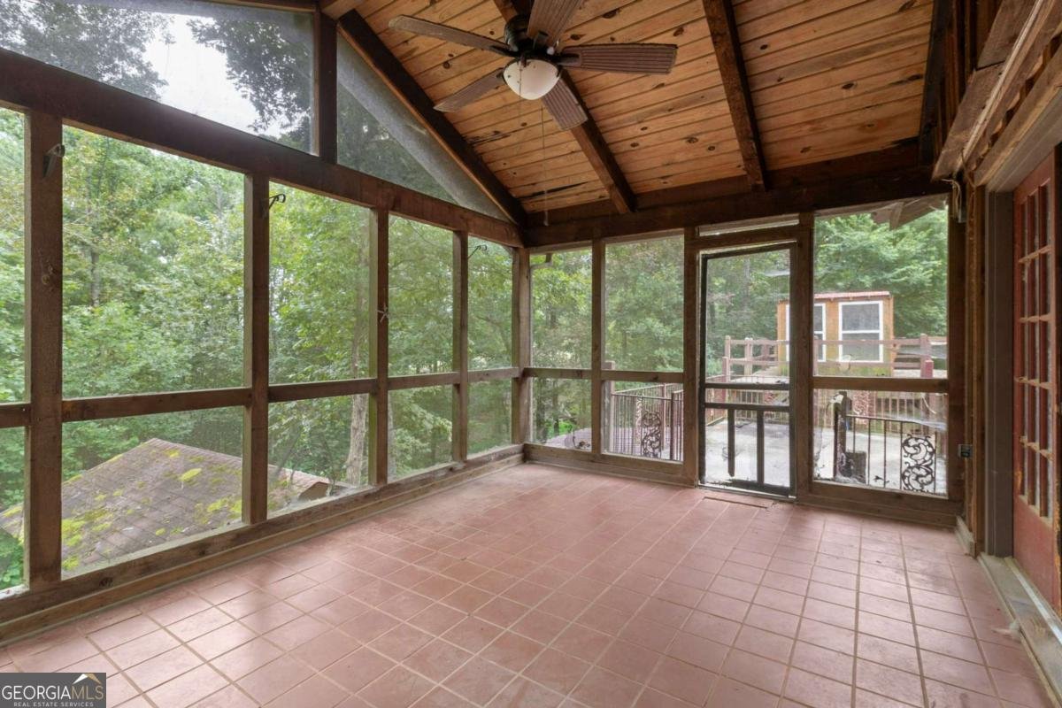 18 Swan Circle White - 12