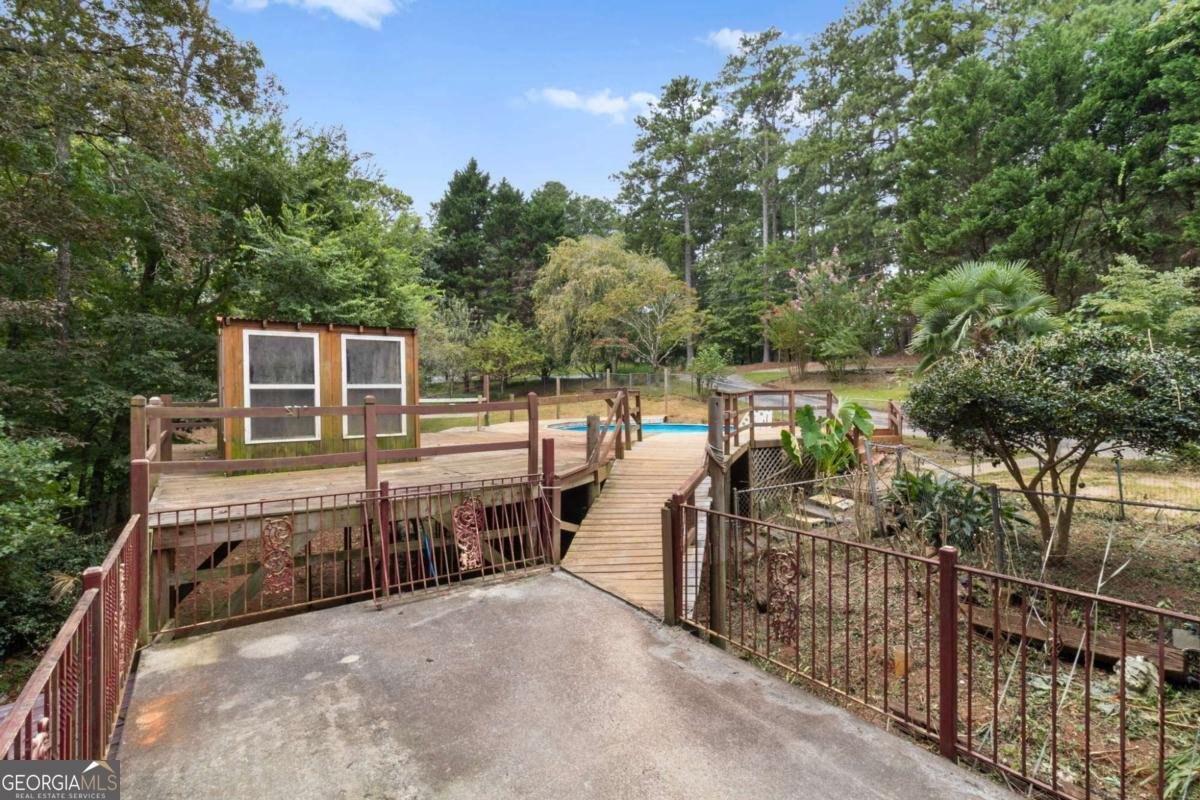 18 Swan Circle White - 13