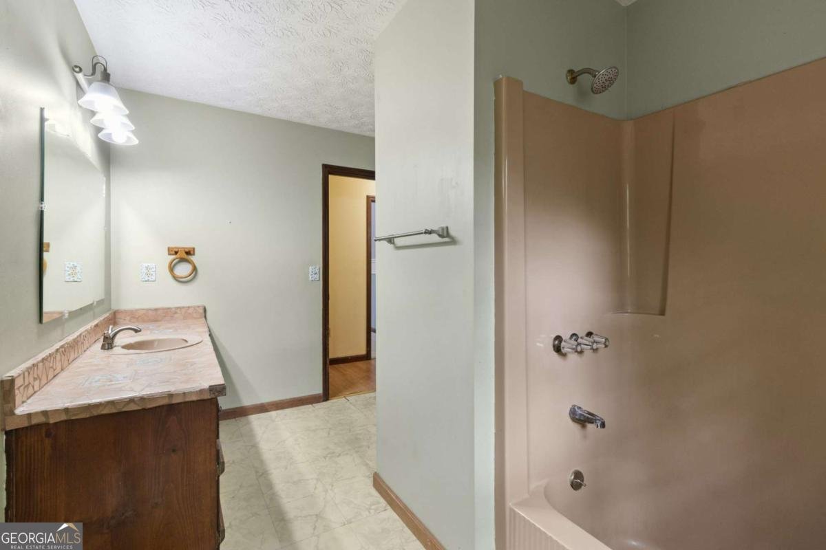 18 Swan Circle White - 5