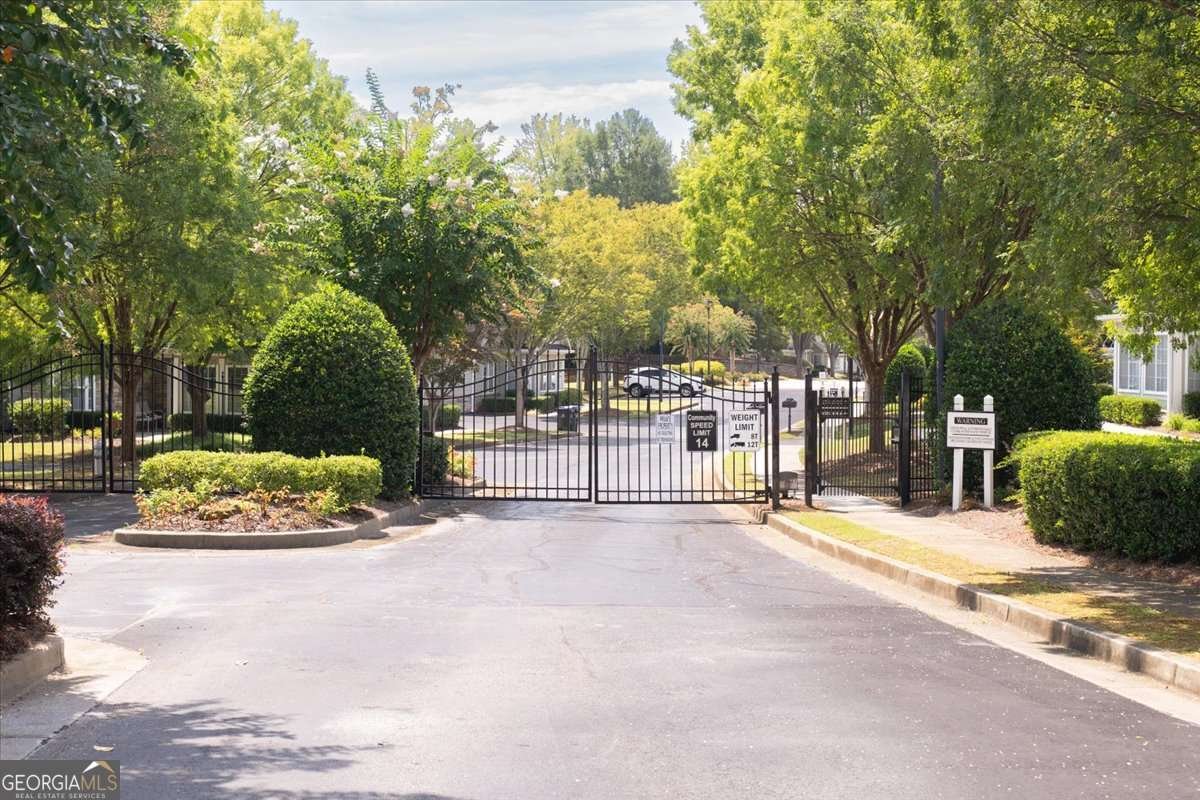 2404 Village Lane Roswell - 33