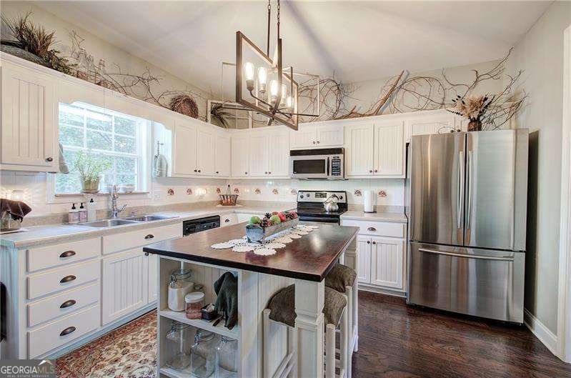 144 Greatwood Drive White - 22