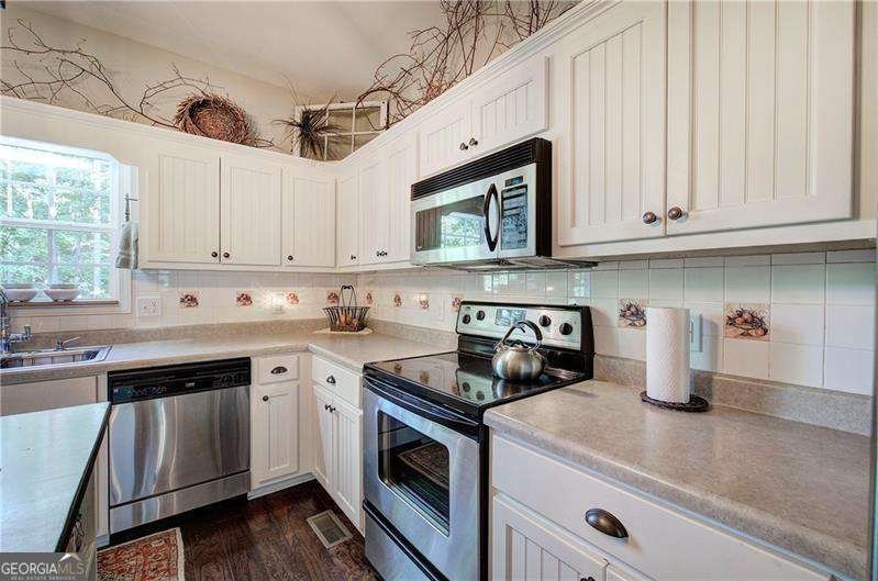144 Greatwood Drive White - 25