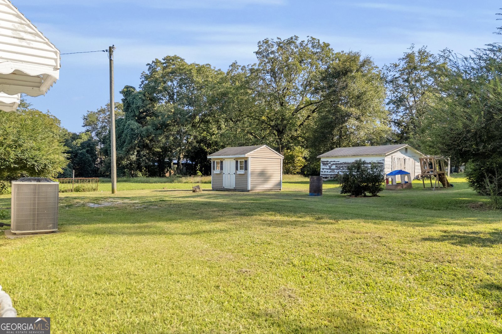 2621 Bond Avenue Canon - 3