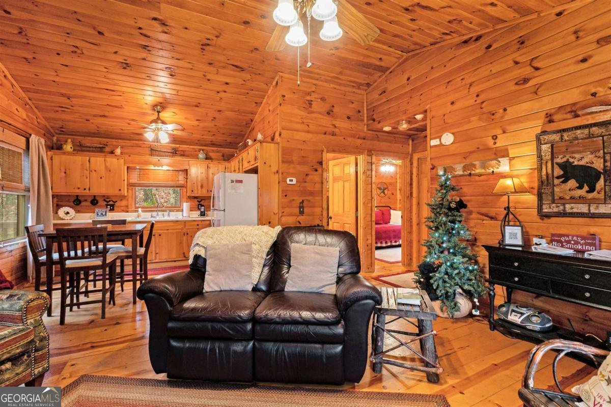 77 BRITTANY Lane Cherry Log - 13