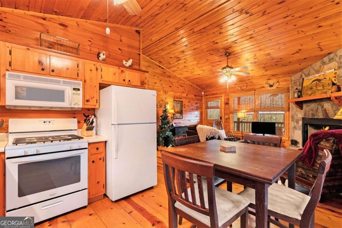 77 BRITTANY Lane Cherry Log - 19