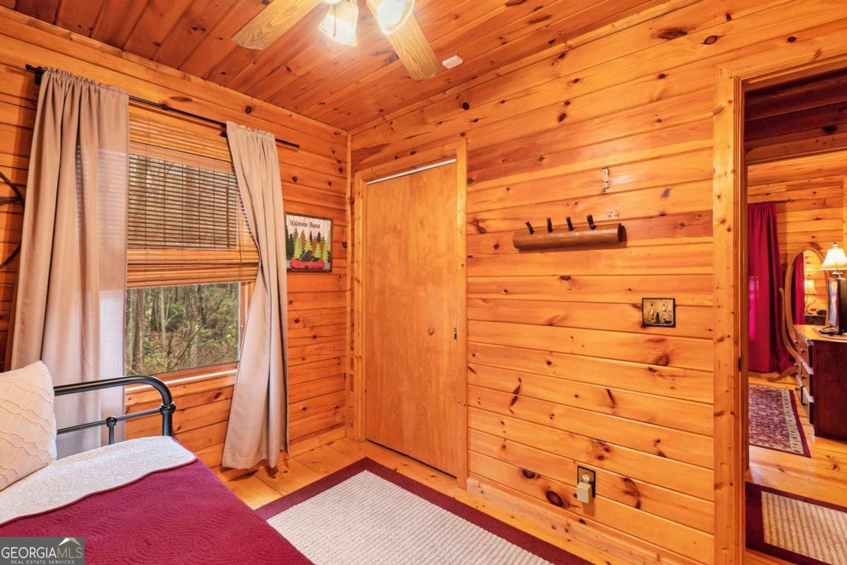 77 BRITTANY Lane Cherry Log - 28